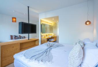 Dreambox Mykonos Suites allows 18 year olds to book a room