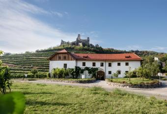 Weinhaus Nigl - Hotel, Restaurant und Spa allows 18 year olds to book a room