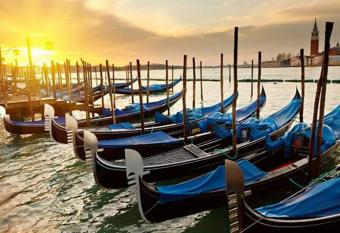 Sunny Apartment On The Sea has Balcony rooms