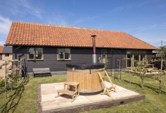 Clopton Courtyard Cambridge has rooms with a private hot tub