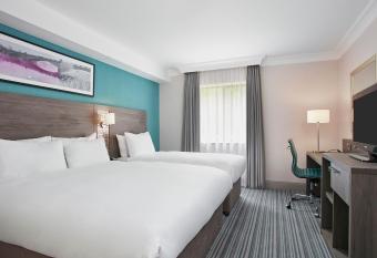 Leonardo Hotel East Midlands Airport - Formerly Jurys Inn allows 18 year olds to book a room