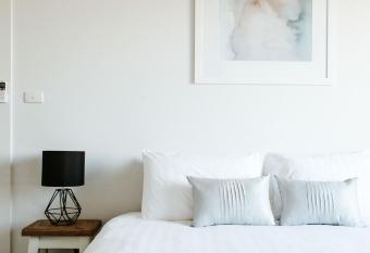 The Berry Inn has rooms with a private hot tub