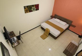 Guest House Rumah Wahidin Syariah allows 18 year olds to book a room