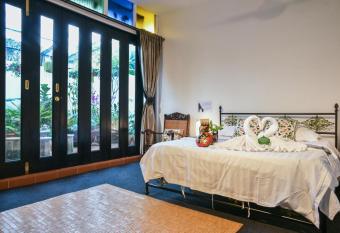 Ohana House HQ has Balcony rooms