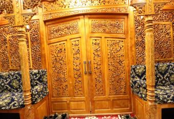 Umbrella group of House Boat has rooms with a private hot tub