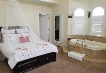 Riverview B&B has rooms with a private hot tub