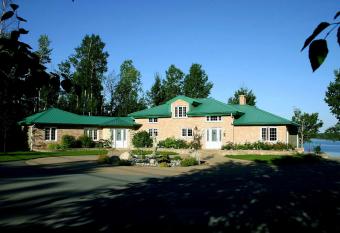 Au Soleil Couchant has Balcony rooms