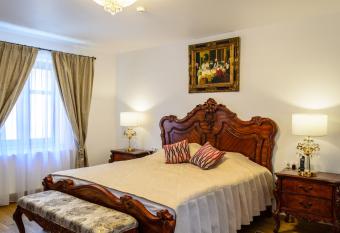 Cetatea Medievala has rooms with a private hot tub