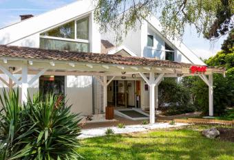 Greet H  tel Villeneuve la Garenne - r  nov   allows 18 year olds to book a room