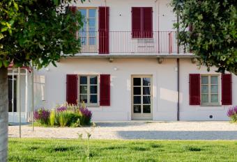 Cascina Alberta has Balcony rooms
