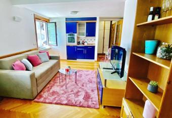 Apartman Kraljev trg Aleksandra has rooms with a private hot tub