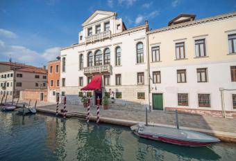 NH Collection Grand Hotel Palazzo Dei Dogi allows 18 year olds to book a room