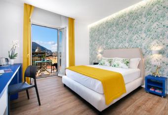 Shabby Chic Seaview Apartments has Balcony rooms