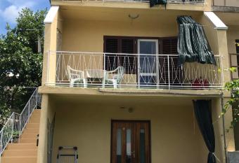 Redhill Apartments has Balcony rooms