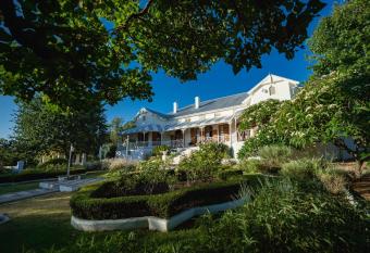 Merindol Manor has Balcony rooms