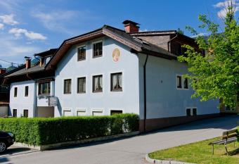 Ferienwohnung Walker allows 18 year olds to book a room