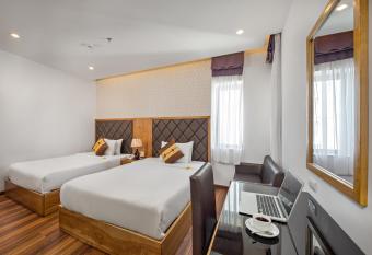 Bliss Luxury Hotel & Spa has rooms with a private hot tub