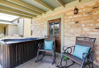 Wine Country Cottages on Main has rooms with a private hot tub