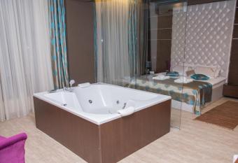 Hotel Crystal has rooms with a private hot tub