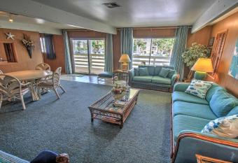 Dutch Treat House (Upper Level) has Balcony rooms