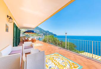 Ravello Art Apartments has Smoking/Balcony rooms