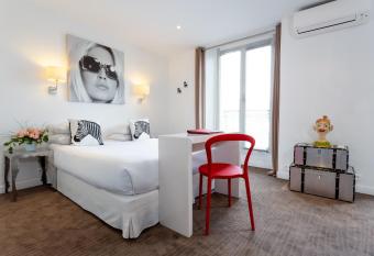 H  tel Colette Cannes Centre has Balcony rooms