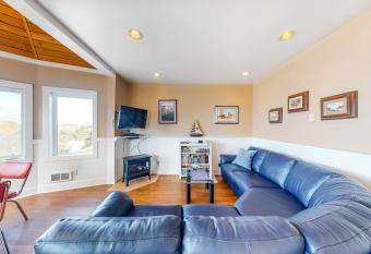 Berni's Ocean View Castle - The Crow's Nest has Balcony rooms