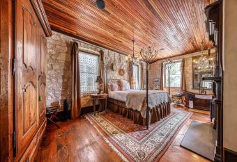 Eden's Gate has Balcony rooms