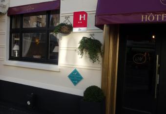 H  tel Alexandra allows 18 year olds to book a room