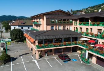 Hotel De La Route Verte has Balcony rooms