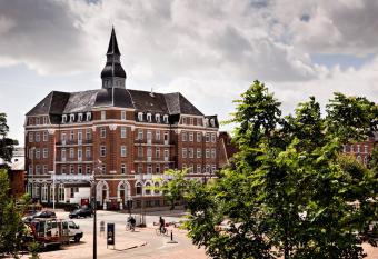 Milling Hotel Plaza allows 18 year olds to book a room