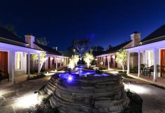 Blacksmith Quarters on Barons Creek has rooms with a private hot tub