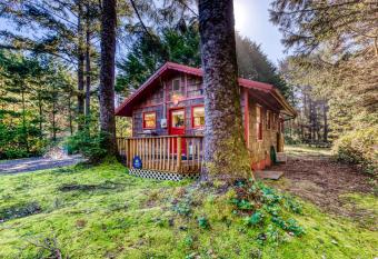Woodland Cottage by the Sea has Balcony rooms