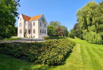 Le Domaine de La Gontherie G  te de groupe allows 18 year olds to book a room