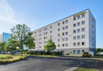 B&B Hotel Frankfurt-Airport allows 18 year olds to book a room