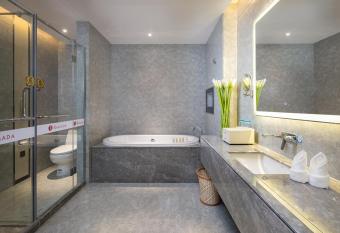 Ramada Shenzhen Baoan has rooms with a private hot tub