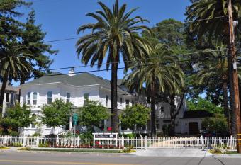 The River Belle Inn has Balcony rooms