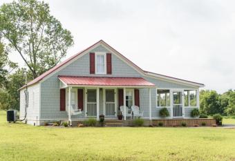 The Little Farmhouse Sleeps 6 allows 18 year olds to book a room