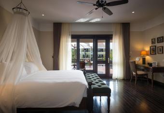 La Siesta Hoi An Resort & Spa has rooms with a private hot tub