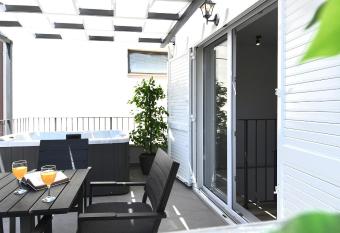 Modern Jacuzzi Apartments Mickey & Minnie has rooms with a private hot tub