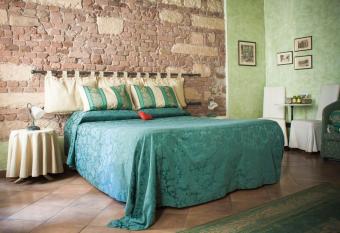 Anfiteatro B&B allows 18 year olds to book a room