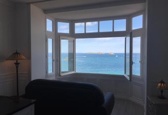 Villa XIXe Vue mer allows 18 year olds to book a room