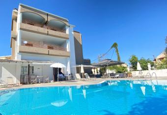 Louvre Hotel has Balcony rooms