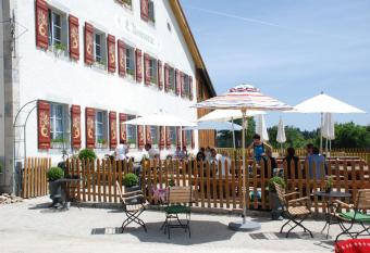 Auberge de l Assesseur - Mont-Soleil allows 18 year olds to book a room