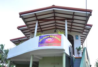 Lilly Palace Villa Guest House has Balcony rooms