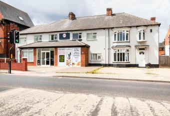 OYO The Longlands Hotel allows 18 year olds to book a room
