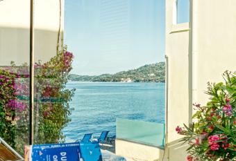 Evitas Ikia has Balcony rooms