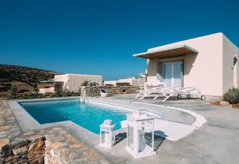 Schinoza Luxury Suites has Balcony rooms