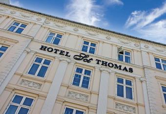 Hotel Sct. Thomas allows 18 year olds to book a room