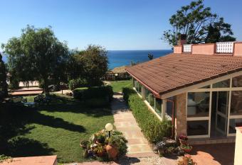 Villa Ninnarella allows 18 year olds to book a room